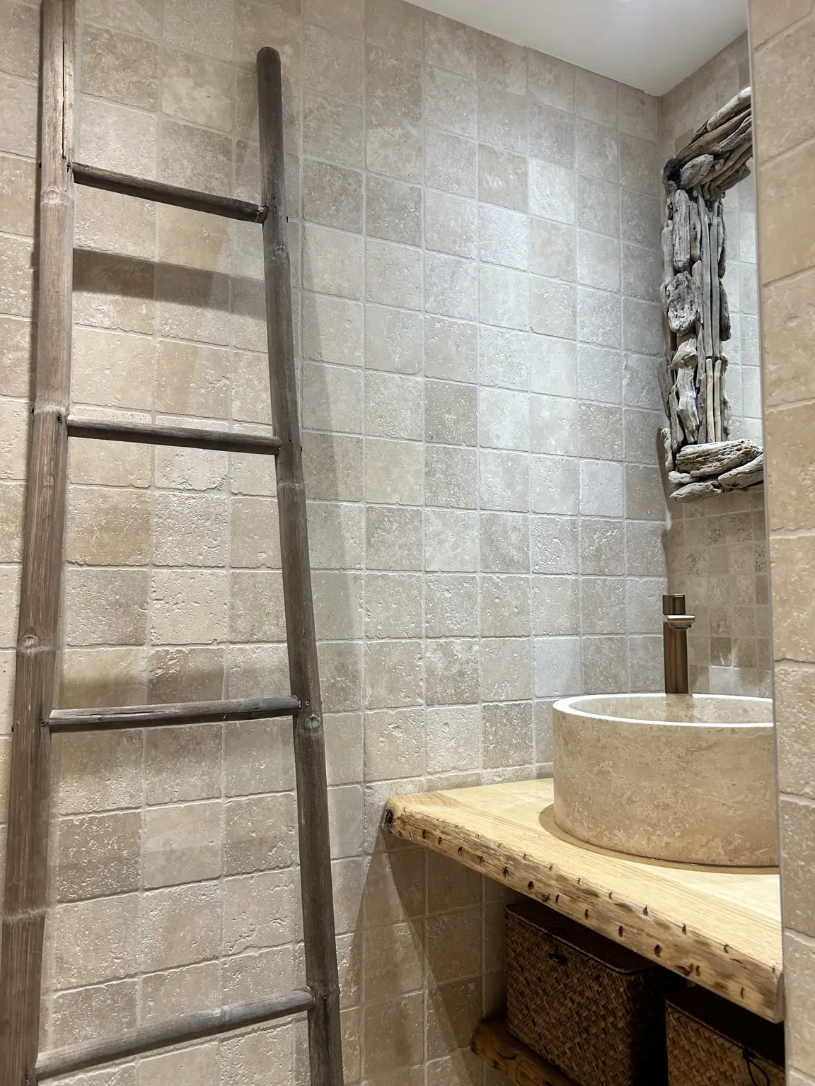 Salle de bain en pierre naturelle et bois