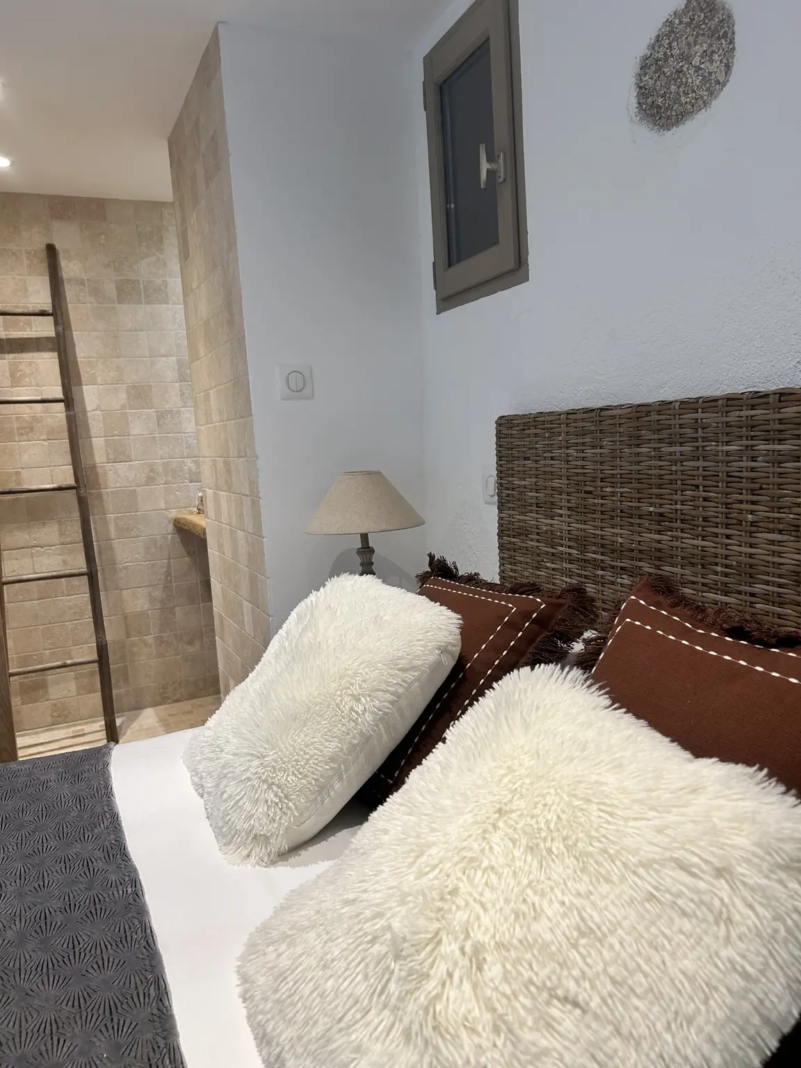 Chambre double attenante à une salle de bain