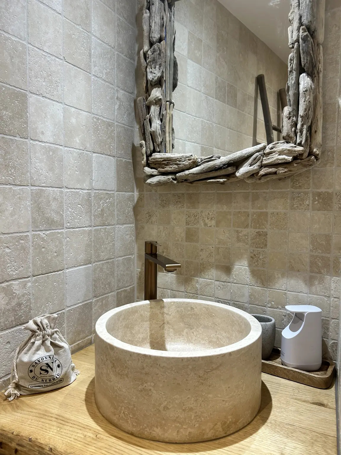 Vasque en pierre et miroir en bois flotté