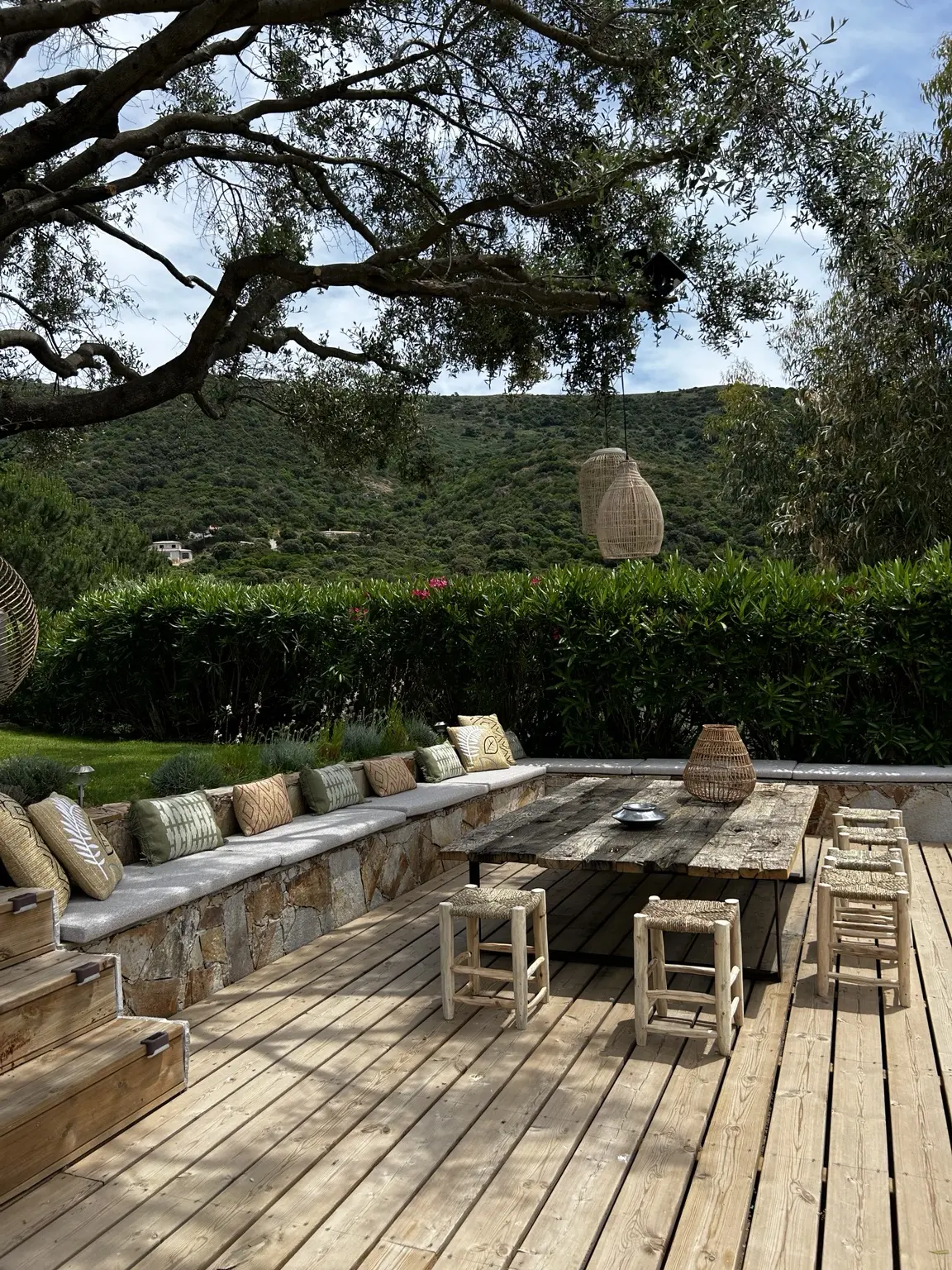 Grande terrasse extérieure aménagée avec vue sur les collines corses