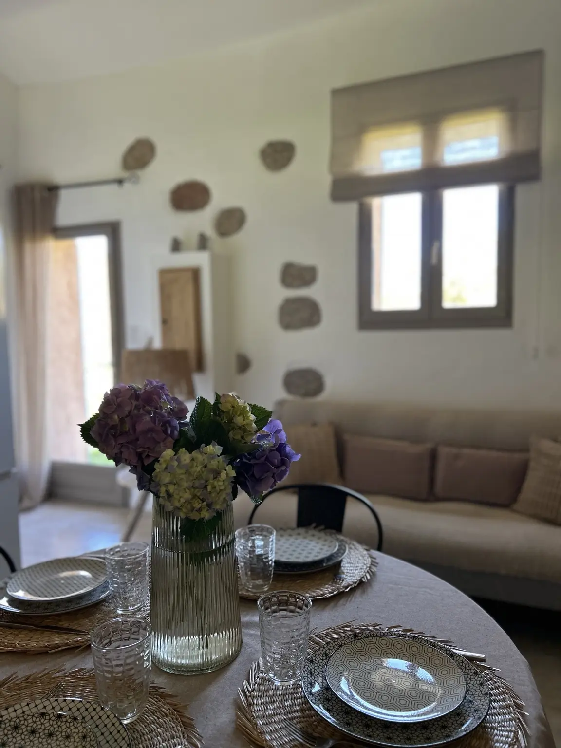 Table dressée dans la pièce de vie de la Bergerie