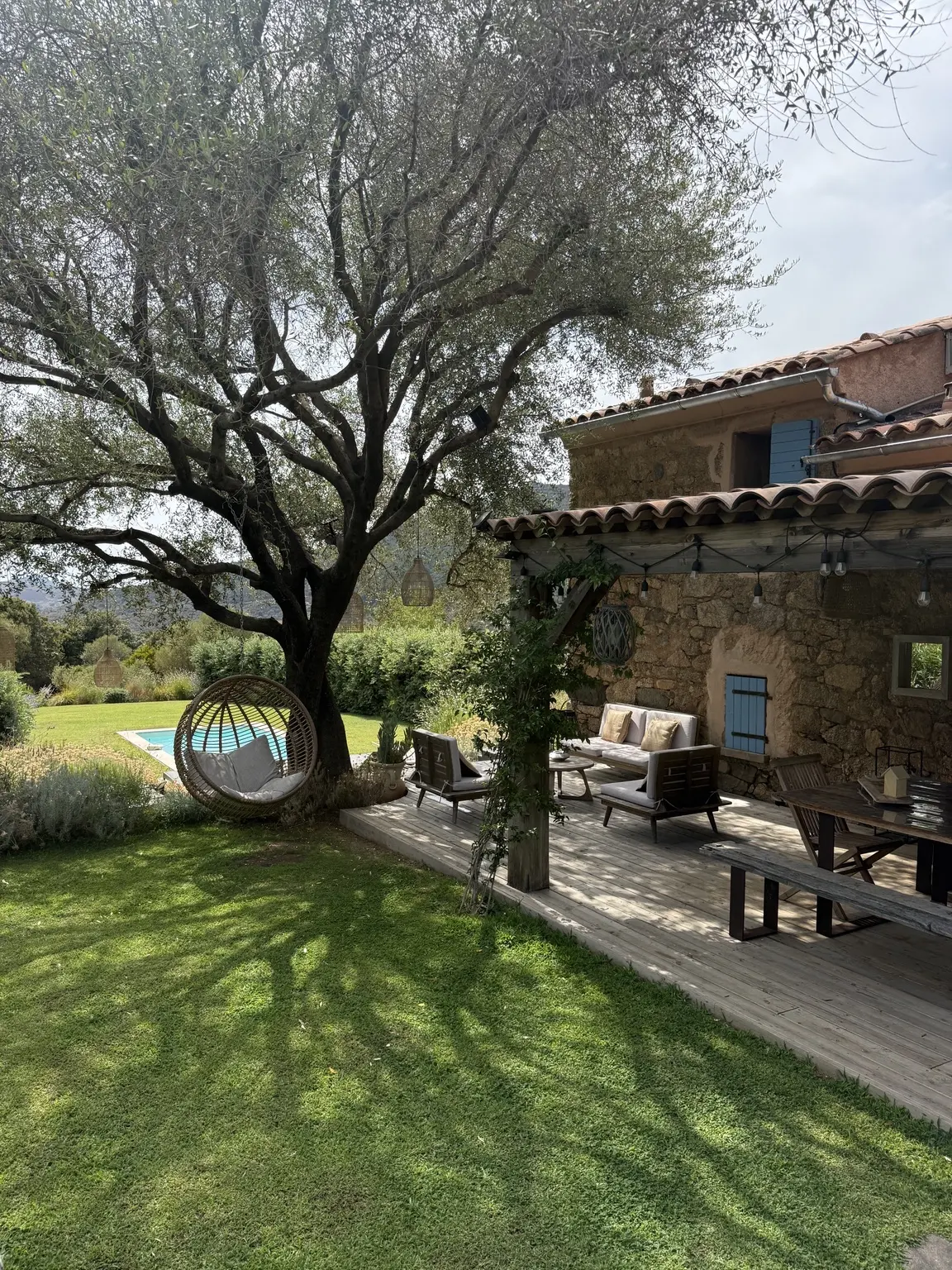 La Bergerie, sa terrasse et son jardin sous l’olivier