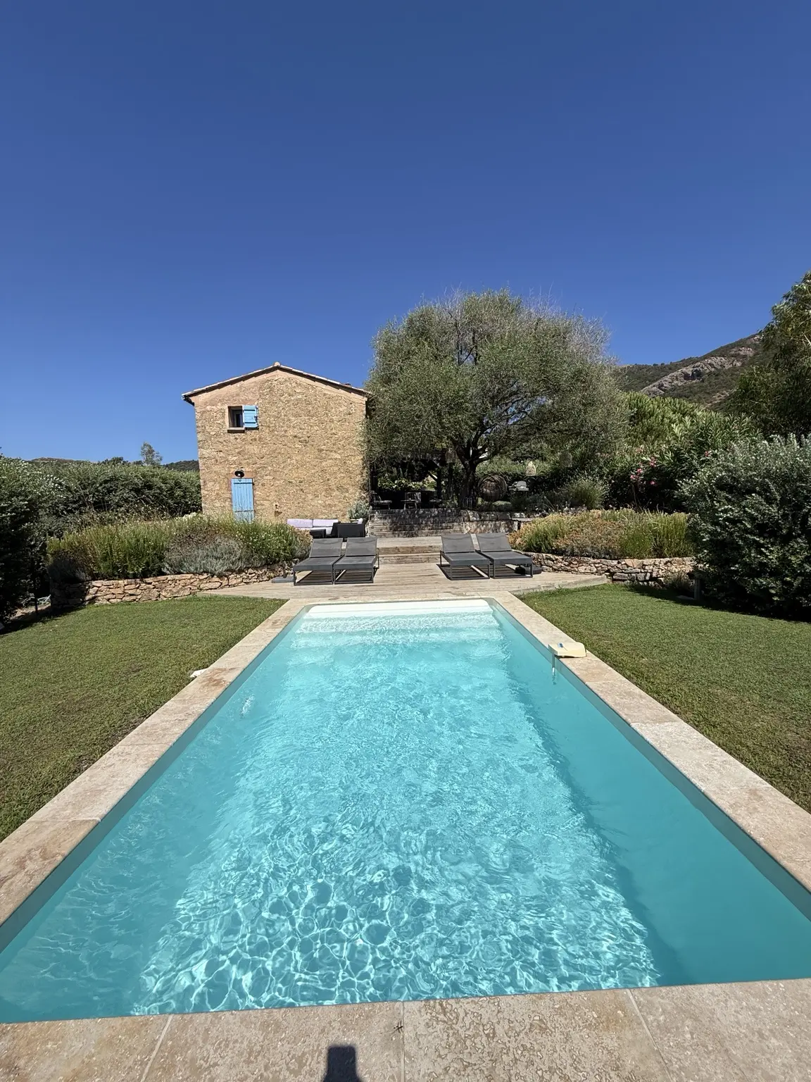 Piscine privée et façade en pierre de la Bergerie