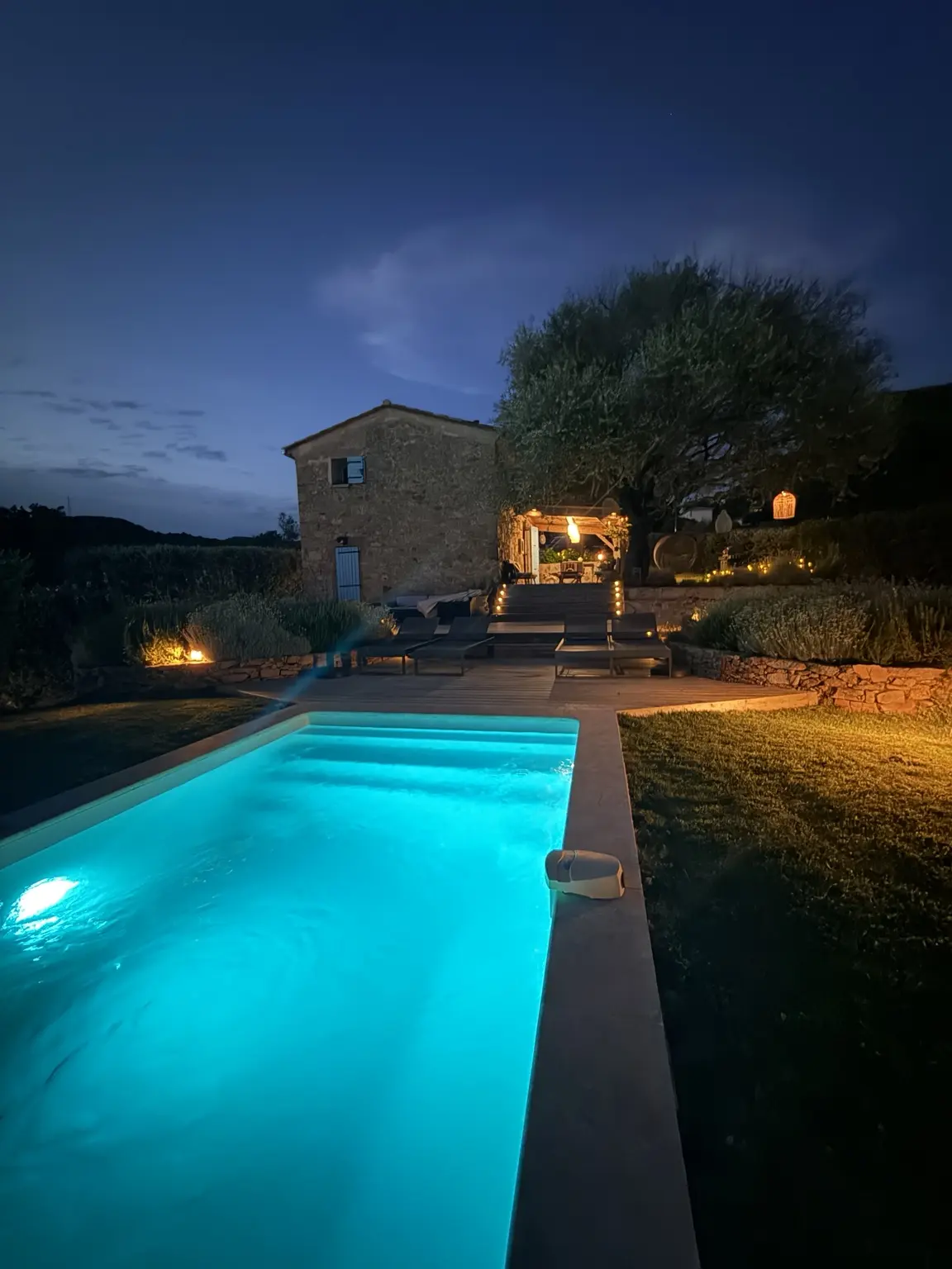 Piscine et Bergerie illuminées à la tombée du jour