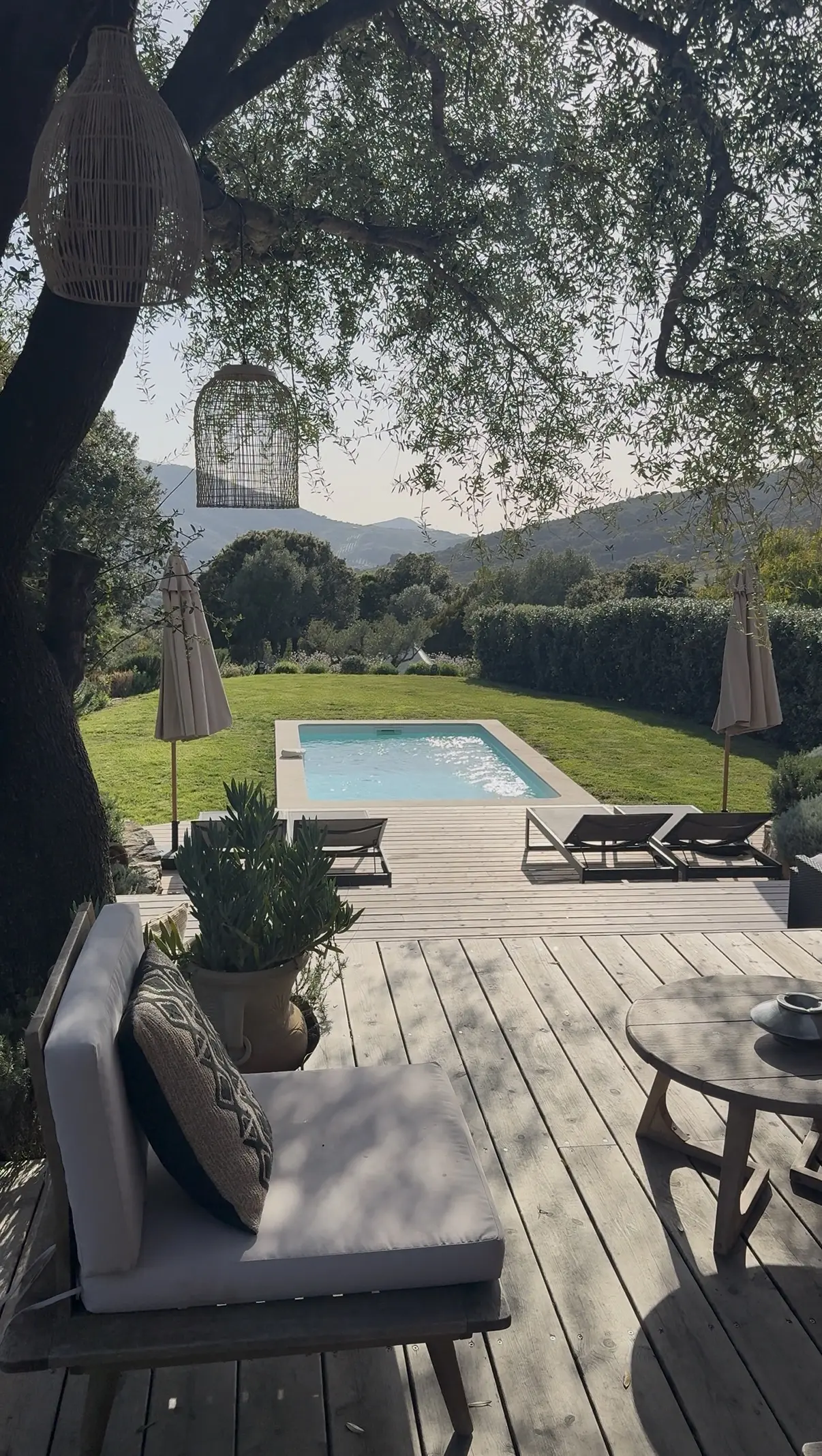 Vue sur la piscine privée chauffée et les reliefs depuis la terrasse de la bergerie
